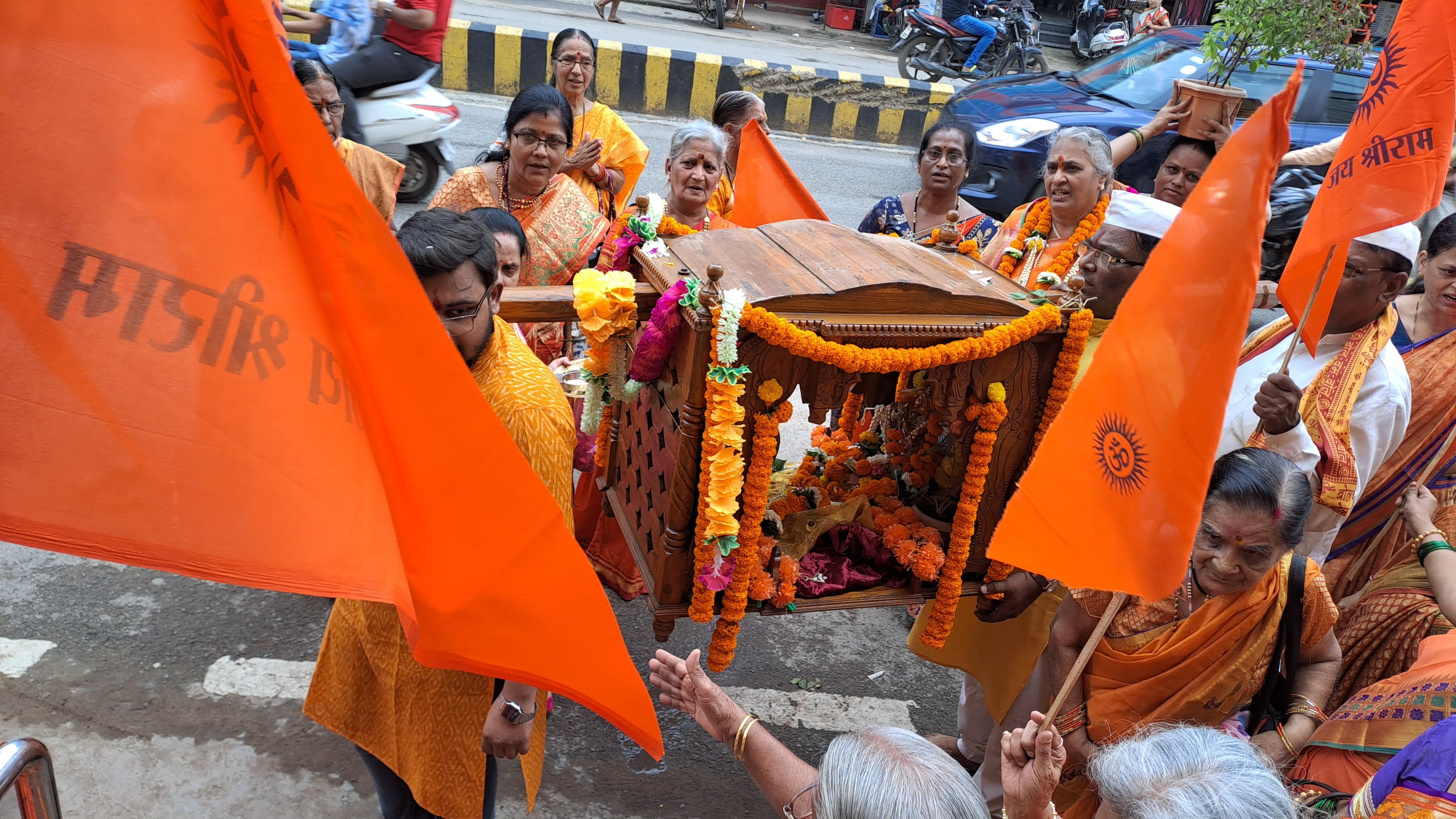 श्रीहनुमान मंदिर तात्यापारा में वारी का भव्य स्वागत करने के लिए महिलाओं में दिखा उत्साह