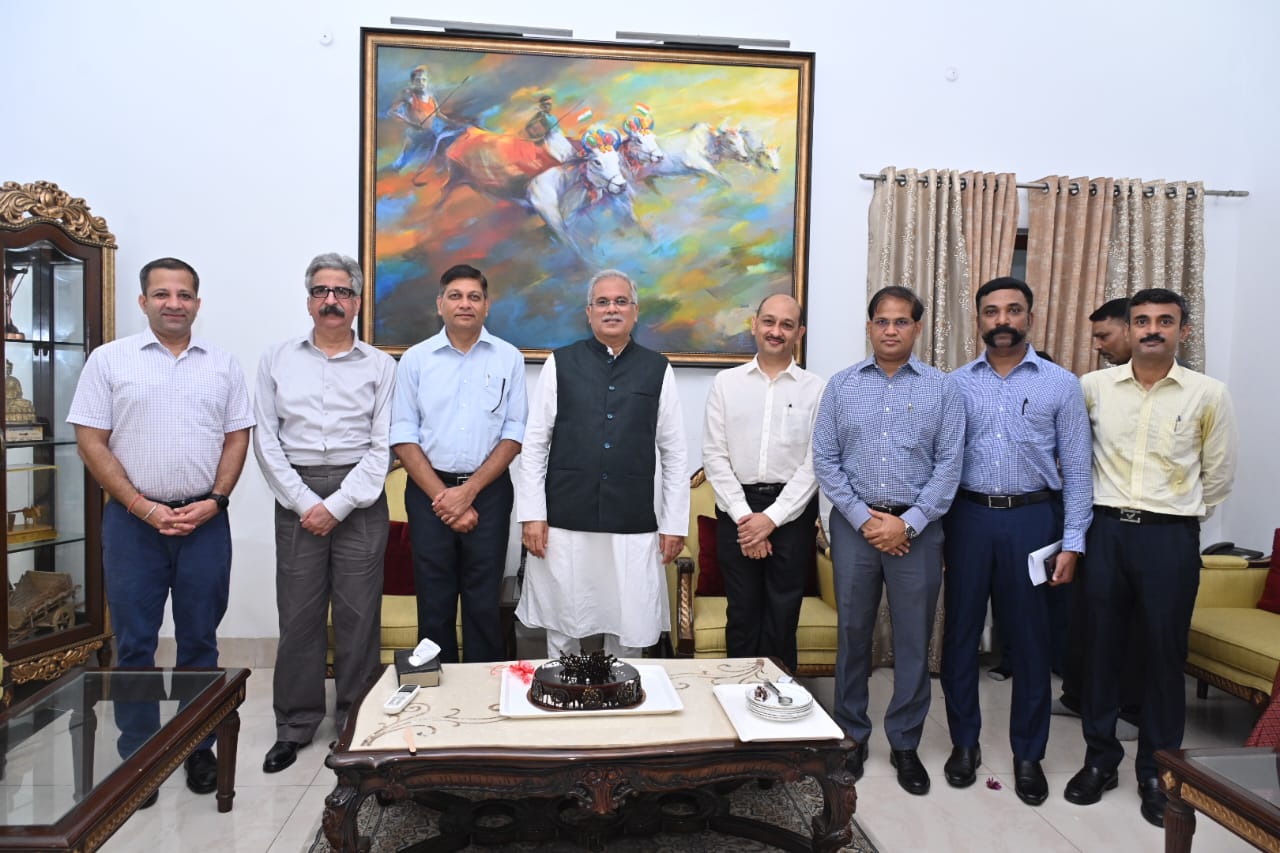 देखें तस्वीरें... मुख्यमंत्री को जन्म दिन पर बधाई देने पहुंच रहे अधिकारी और नेता