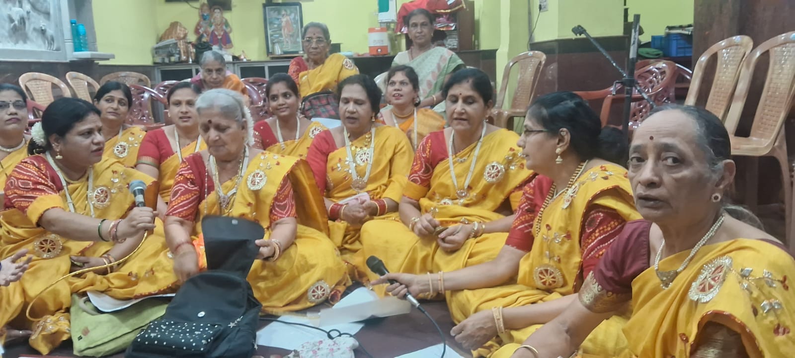 देखें तस्वीरें..... देवशयनी एकादशी पर महिला केंद्रों ने हनुमान मंदिर में दी भजनों की प्रस्तुति