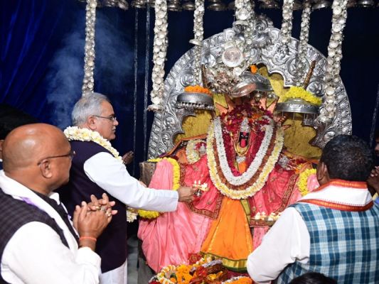 हिंग्लाजिन माता के दरबार पहुंचे सीएम बघेल 