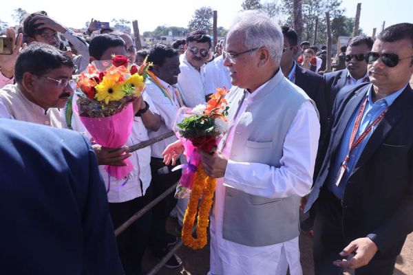 मुख्यमंत्री ने सदगुरु कबीर साहेब मंदिर में किए दर्शन, देखें तस्वीरें