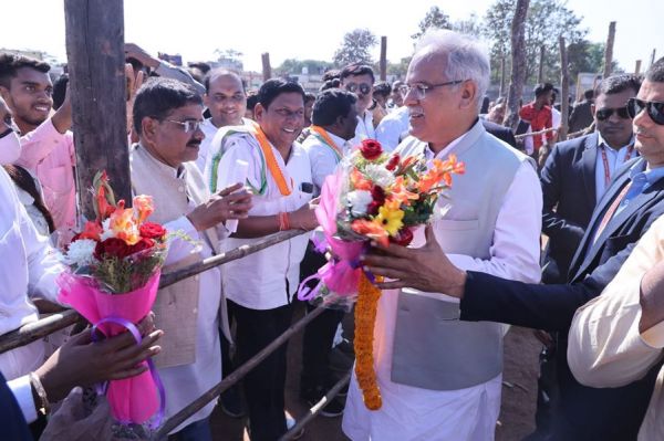 मुख्यमंत्री ने सदगुरु कबीर साहेब मंदिर में किए दर्शन