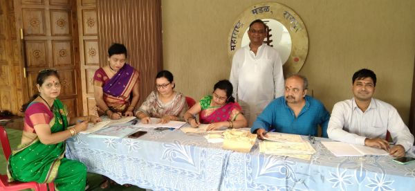 महाराष्ट्र मंडल के सदस्यों ने नौवारी साड़ी और धोती कुर्ता में किया योग... देखें तस्वीरें