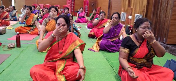 महाराष्ट्र मंडल के सदस्यों ने नौवारी साड़ी और धोती कुर्ता में किया योग... देखें तस्वीरें