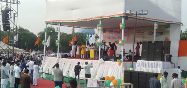 देखें तस्वीरें........ वंदे मारतम गायन के लिए राजधानी में उमड़ा सैलाब..