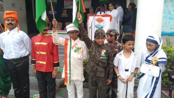 देखें तस्वीरें.... संत ज्ञानेश्वर स्कूल में हुआ ध्वजारोहण... बच्चों ने प्रस्तुत किए देशभक्ति गीत