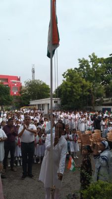 देखें तस्वीरें.... संत ज्ञानेश्वर स्कूल में हुआ ध्वजारोहण... बच्चों ने प्रस्तुत किए देशभक्ति गीत
