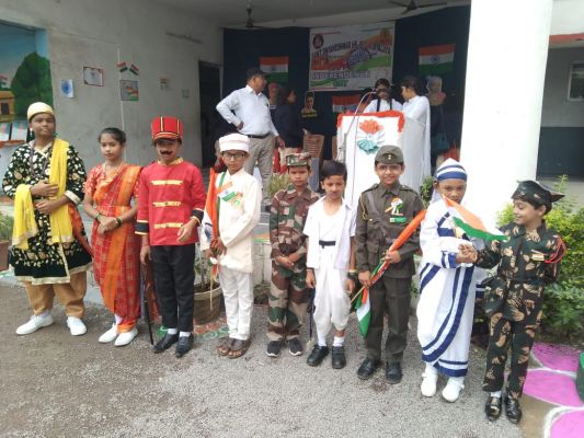 देखें तस्वीरें.... संत ज्ञानेश्वर स्कूल में हुआ ध्वजारोहण... बच्चों ने प्रस्तुत किए देशभक्ति गीत