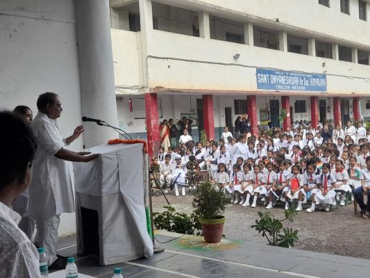 देखें तस्वीरें.... संत ज्ञानेश्वर स्कूल में हुआ ध्वजारोहण... बच्चों ने प्रस्तुत किए देशभक्ति गीत