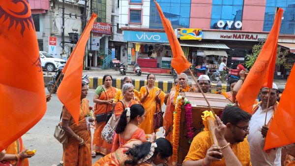 श्रीहनुमान मंदिर तात्यापारा में वारी का भव्य स्वागत करने के लिए महिलाओं में दिखा उत्साह श्रीहनुमान मंदिर तात्यापारा में वारी का भव्य स्वागत करने के लिए महिलाओं में दिखा उत्साह