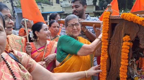 श्रीहनुमान मंदिर तात्यापारा में वारी का भव्य स्वागत करने के लिए महिलाओं में दिखा उत्साह श्रीहनुमान मंदिर तात्यापारा में वारी का भव्य स्वागत करने के लिए महिलाओं में दिखा उत्साह