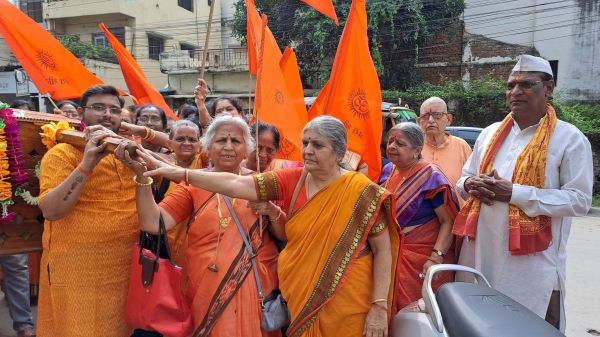 श्रीहनुमान मंदिर तात्यापारा में वारी का भव्य स्वागत करने के लिए महिलाओं में दिखा उत्साह श्रीहनुमान मंदिर तात्यापारा में वारी का भव्य स्वागत करने के लिए महिलाओं में दिखा उत्साह