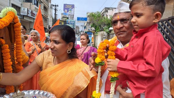 श्रीहनुमान मंदिर तात्यापारा में वारी का भव्य स्वागत करने के लिए महिलाओं में दिखा उत्साह श्रीहनुमान मंदिर तात्यापारा में वारी का भव्य स्वागत करने के लिए महिलाओं में दिखा उत्साह