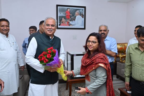 देखें तस्वीरें... मुख्यमंत्री को जन्म दिन पर बधाई देने पहुंच रहे अधिकारी