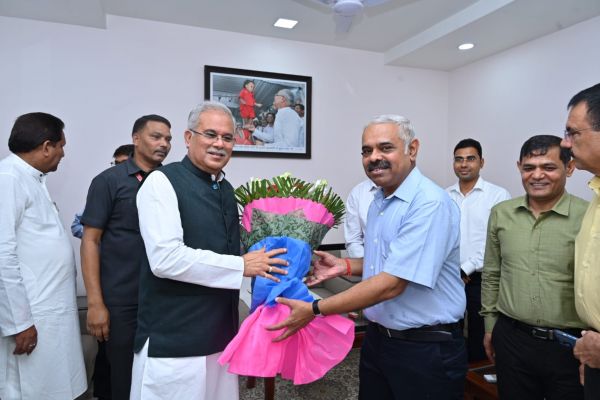 देखें तस्वीरें... मुख्यमंत्री को जन्म दिन पर बधाई देने पहुंच रहे अधिकारी