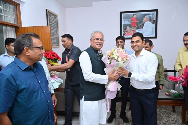 देखें तस्वीरें... मुख्यमंत्री को जन्म दिन पर बधाई देने पहुंच रहे अधिकारी