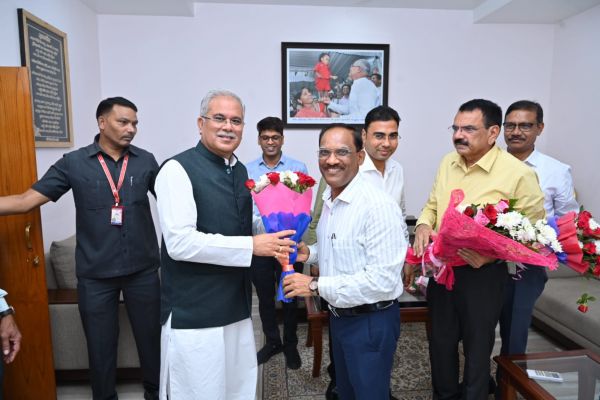 देखें तस्वीरें... मुख्यमंत्री को जन्म दिन पर बधाई देने पहुंच रहे अधिकारी