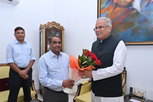 देखें तस्वीरें... मुख्यमंत्री को जन्म दिन पर बधाई देने पहुंच रहे अधिकारी