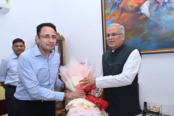 देखें तस्वीरें... मुख्यमंत्री को जन्म दिन पर बधाई देने पहुंच रहे अधिकारी