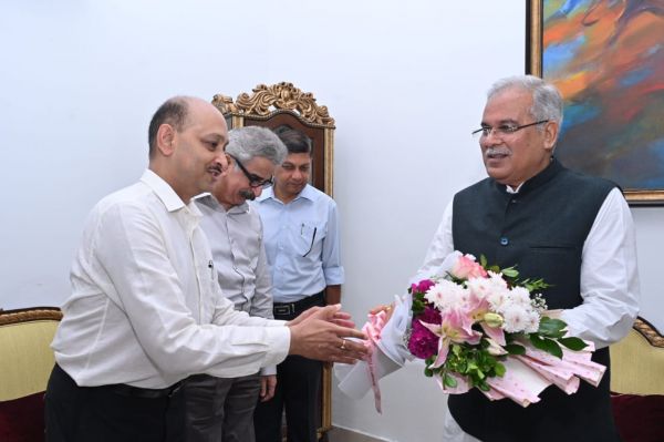 देखें तस्वीरें... मुख्यमंत्री को जन्म दिन पर बधाई देने पहुंच रहे अधिकारी