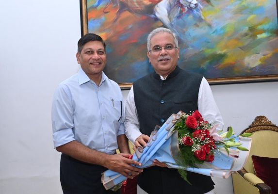 देखें तस्वीरें... मुख्यमंत्री को जन्म दिन पर बधाई देने पहुंच रहे अधिकारी