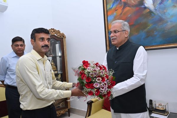 देखें तस्वीरें... मुख्यमंत्री को जन्म दिन पर बधाई देने पहुंच रहे अधिकारी