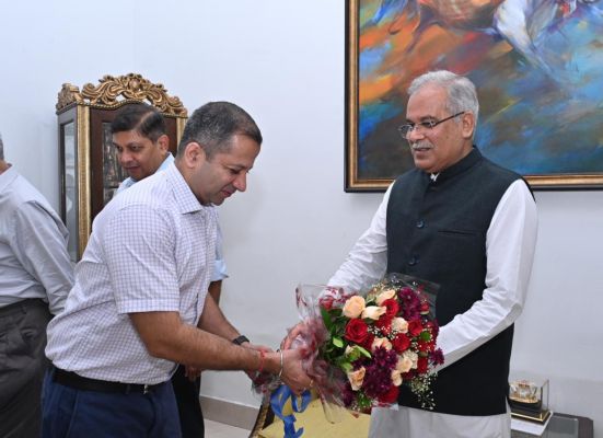देखें तस्वीरें... मुख्यमंत्री को जन्म दिन पर बधाई देने पहुंच रहे अधिकारी