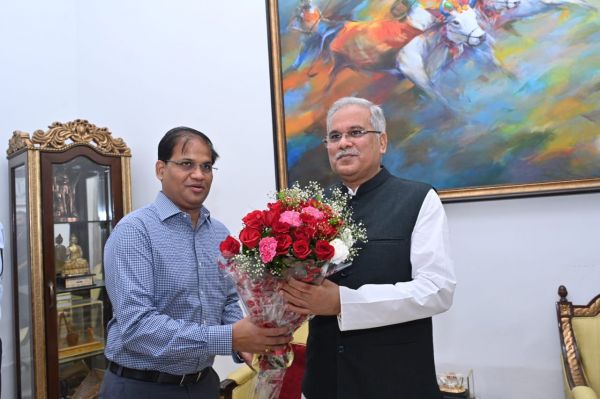 देखें तस्वीरें... मुख्यमंत्री को जन्म दिन पर बधाई देने पहुंच रहे अधिकारी