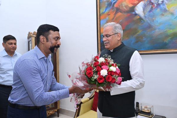 देखें तस्वीरें... मुख्यमंत्री को जन्म दिन पर बधाई देने पहुंच रहे अधिकारी