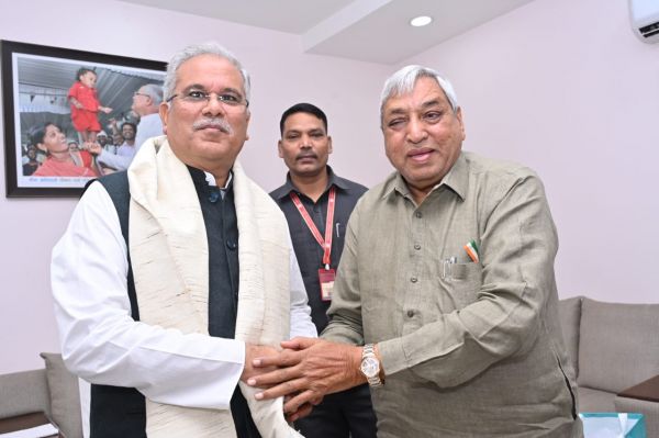 देखें तस्वीरें... मुख्यमंत्री को जन्म दिन पर बधाई देने पहुंच रहे अधिकारी और नेता