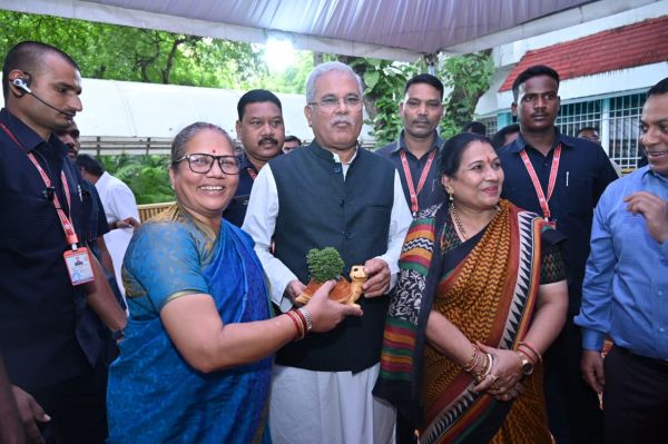 देखें तस्वीरें... मुख्यमंत्री को जन्म दिन पर बधाई देने पहुंच रहे अधिकारी और नेता