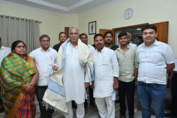 देखें तस्वीरें... मुख्यमंत्री को जन्म दिन पर बधाई देने पहुंच रहे अधिकारी और नेता