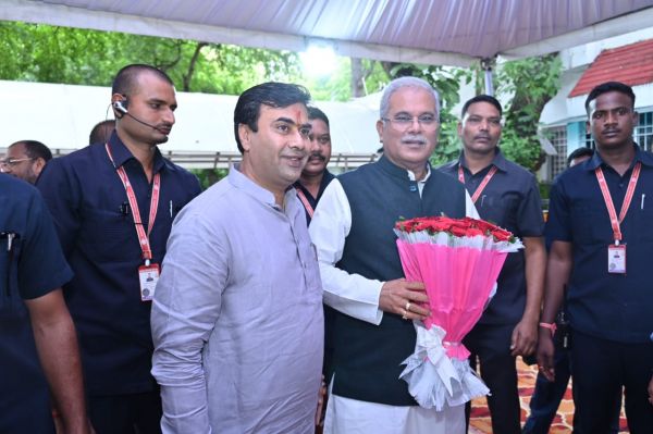 देखें तस्वीरें... मुख्यमंत्री को जन्म दिन पर बधाई देने पहुंच रहे अधिकारी और नेता