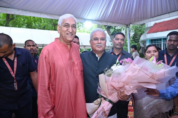 देखें तस्वीरें... मुख्यमंत्री को जन्म दिन पर बधाई देने पहुंच रहे अधिकारी और नेता