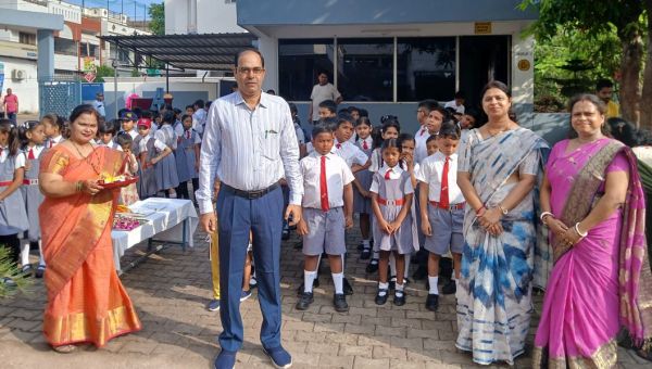 देखें फोटोः संत ज्ञानेश्वर स्कूल में शाला प्रवेशोत्सव... बच्चों का तिलक लगाकर हुआ स्वागत देखें फोटोः संत ज्ञानेश्वर स्कूल में शाला प्रवेशोत्सव... बच्चों का तिलक लगाकर हुआ स्वागत