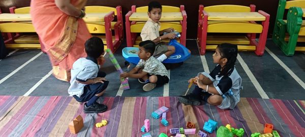 देखें फोटोः संत ज्ञानेश्वर स्कूल में शाला प्रवेशोत्सव... बच्चों का तिलक लगाकर हुआ स्वागत देखें फोटोः संत ज्ञानेश्वर स्कूल में शाला प्रवेशोत्सव... बच्चों का तिलक लगाकर हुआ स्वागत