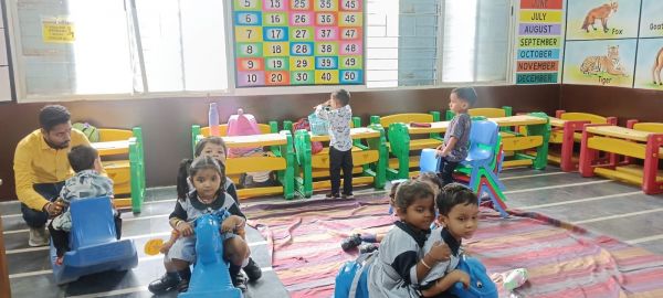 देखें फोटोः संत ज्ञानेश्वर स्कूल में शाला प्रवेशोत्सव... बच्चों का तिलक लगाकर हुआ स्वागत देखें फोटोः संत ज्ञानेश्वर स्कूल में शाला प्रवेशोत्सव... बच्चों का तिलक लगाकर हुआ स्वागत