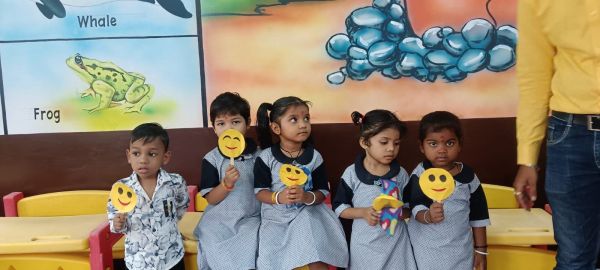 देखें फोटोः संत ज्ञानेश्वर स्कूल में शाला प्रवेशोत्सव... बच्चों का तिलक लगाकर हुआ स्वागत देखें फोटोः संत ज्ञानेश्वर स्कूल में शाला प्रवेशोत्सव... बच्चों का तिलक लगाकर हुआ स्वागत