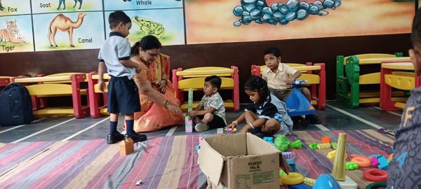 देखें फोटोः संत ज्ञानेश्वर स्कूल में शाला प्रवेशोत्सव... बच्चों का तिलक लगाकर हुआ स्वागत देखें फोटोः संत ज्ञानेश्वर स्कूल में शाला प्रवेशोत्सव... बच्चों का तिलक लगाकर हुआ स्वागत