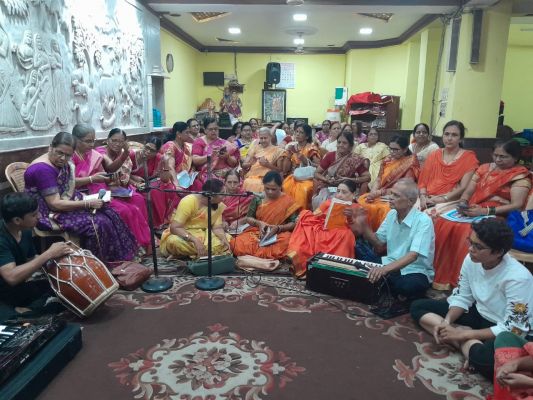 देखें तस्वीरें..... देवशयनी एकादशी पर महिला केंद्रों ने हनुमान मंदिर में दी भजनों की प्रस्तुति