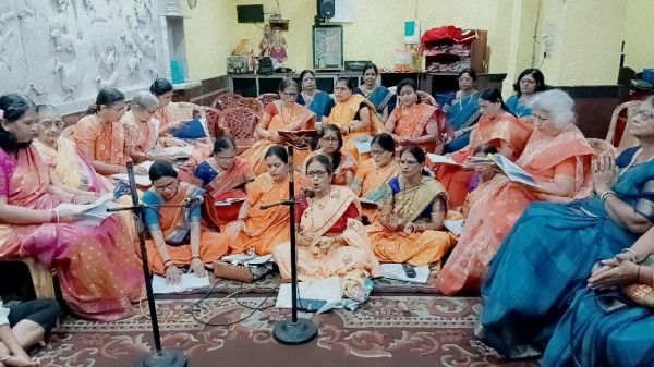 देखें तस्वीरें..... देवशयनी एकादशी पर महिला केंद्रों ने हनुमान मंदिर में दी भजनों की प्रस्तुति