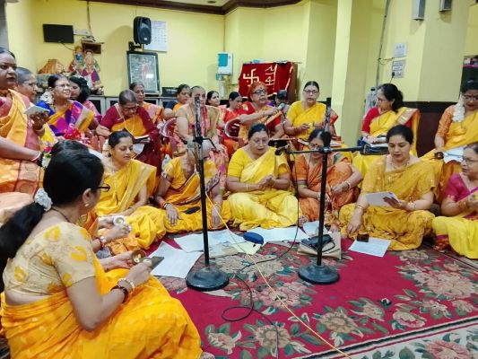 देखें तस्वीरें..... देवशयनी एकादशी पर महिला केंद्रों ने हनुमान मंदिर में दी भजनों की प्रस्तुति