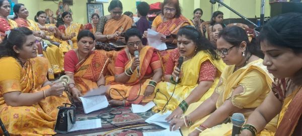 देखें तस्वीरें..... देवशयनी एकादशी पर महिला केंद्रों ने हनुमान मंदिर में दी भजनों की प्रस्तुति