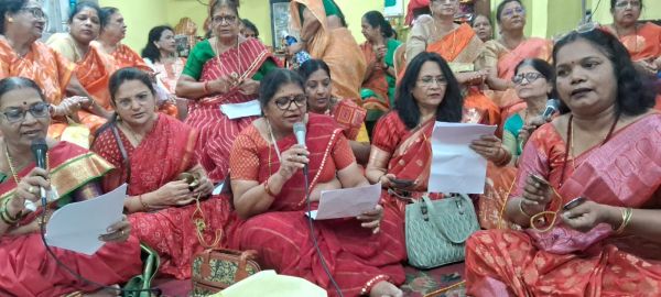 देखें तस्वीरें..... देवशयनी एकादशी पर महिला केंद्रों ने हनुमान मंदिर में दी भजनों की प्रस्तुति