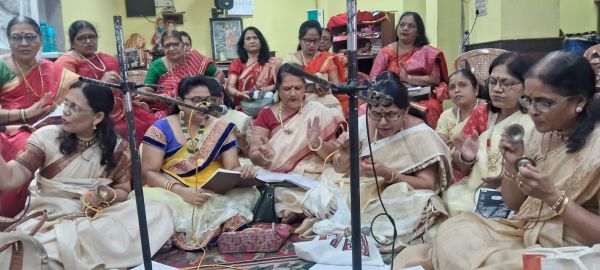 देखें तस्वीरें..... देवशयनी एकादशी पर महिला केंद्रों ने हनुमान मंदिर में दी भजनों की प्रस्तुति
