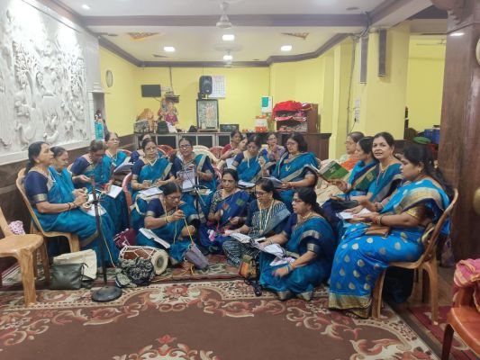 देखें तस्वीरें..... देवशयनी एकादशी पर महिला केंद्रों ने हनुमान मंदिर में दी भजनों की प्रस्तुति