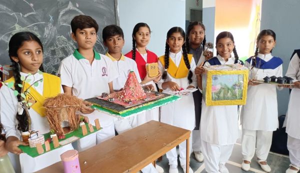 Best out of waste: संत ज्ञानेश्वर स्कूल के बच्चों ने दिखाई creativity