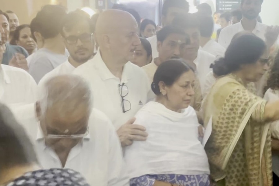 फूट&mdash;फूटकर रोते रहे अनुपम खेर... 45 सालों की दोस्ती को किया याद... देखिए अपने जिगरी यार के साथ के पल