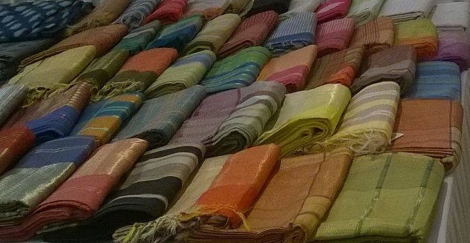  यहां की साड़ियों को खूब पसंद कर रहीं विदेशी महिलाएं, सोशल मीडिया से बढ़ा व्यापार