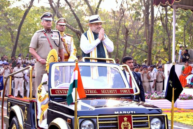 सीआरपीएफ के स्थापना दिवस पर अमित शाह ने ली सलामी